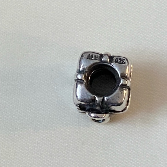 PANDORA RETIRED PRESENT, GIFT BOX W/ BOW CHARM STERLING SILVER 925 ALE 7… - Picture 7 of 7